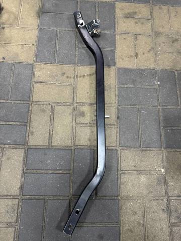 Кронштейн супорту радіатора нижнього 51647210502 BMW
