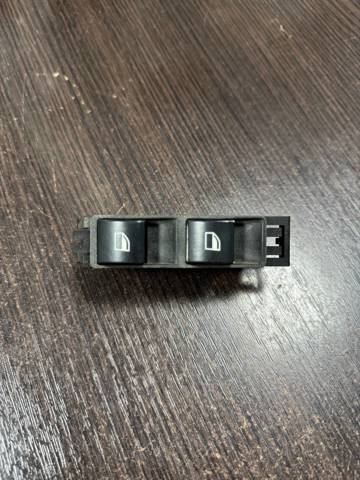 Кнопка підйомника переднього правого скла 61316902179 BMW