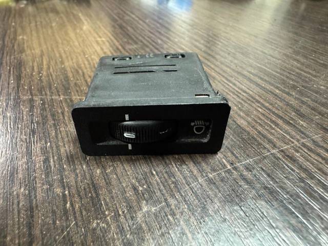 Кнопка коректора фар 61318360883 BMW