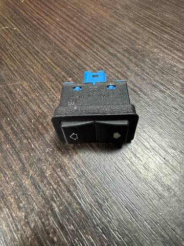 Кнопка підйомника переднього правого скла 61318368932 BMW