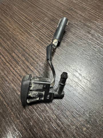 Форсунка омивача лобового скла 61667110851 BMW