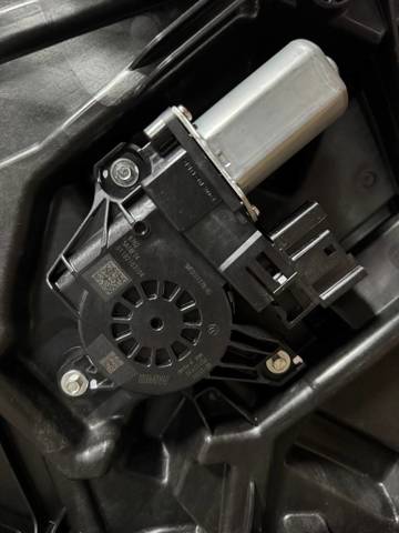 Привід ліфта передній 67625A75081 BMW