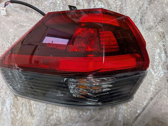 Задня ліва зовнішня фара 265556FL0B NISSAN