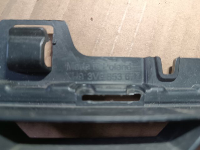 Решітка переднього бампера, центральна 3V08536779B9 VAG