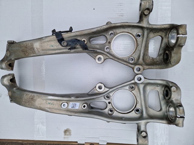Цапфа поворотна права 4M0407560 VAG