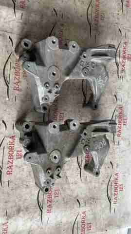 Кронштейн подушки (опори) двигуна, правої 112314BA0B NISSAN
