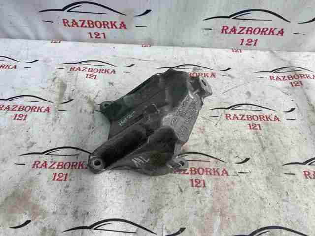 Кронштейн подушки (опори) двигуна, лівої 4M0199307CB VAG