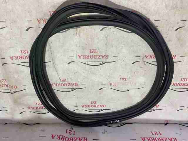 Ущільнювач двері передньої (на кузові) 8W0831721A VAG