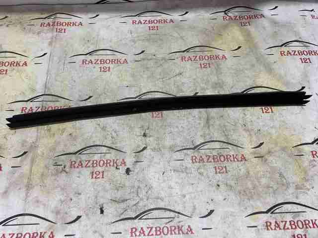 Ущільнювач скла задніх дверей лівої, внутрішній (планка) 8W0839479 VAG