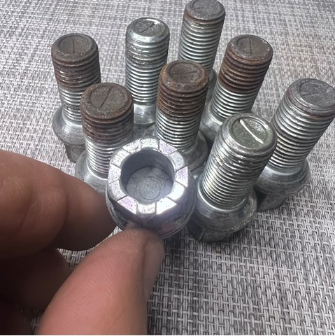 Болти колісні WHT001812 VAG