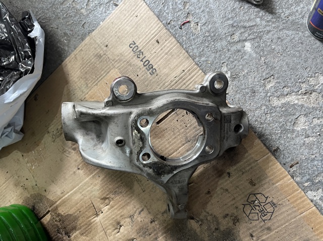 Вісь передня і поворотні кулаки 3870A226 MITSUBISHI