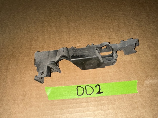 Направляюча переднього бампера, права 4G0807284 DIAMOND