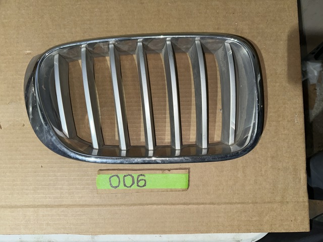 Решітка радіатора права 51117210726 BMW