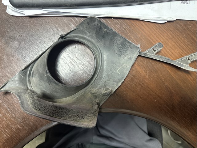 Ободок/окантовка фари протитуманной, правий 8148153030 TOYOTA