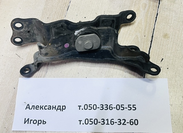 Кронштейн подушки (опори) двигуна, лівої 112201AA0A NISSAN