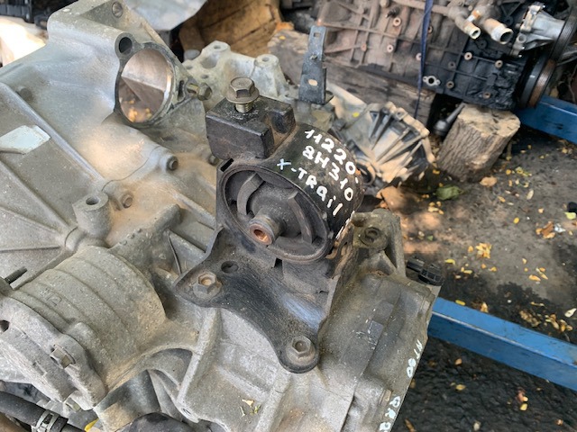 Ліва подушка двигуна 112208H310 NISSAN