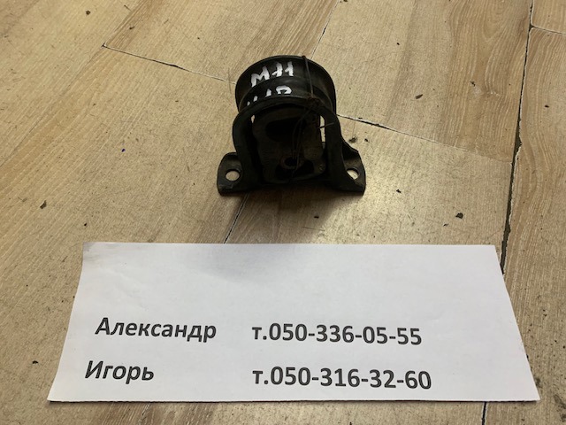 Подушка (опора) двигуна, передня 1127051E01 NISSAN