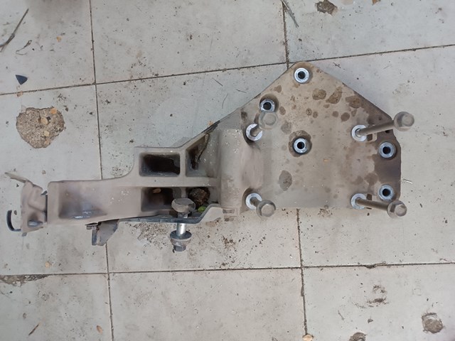 Кронштейн компресора кондиціонера 11910EB300 NISSAN