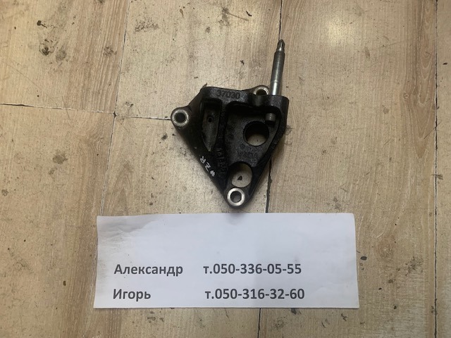 Кронштейн подушки (опори) двигуна, правої 1231537030 TOYOTA