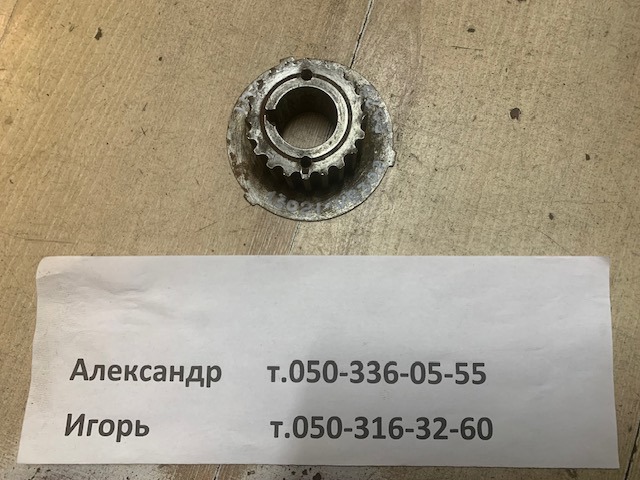 Шестерня приводу колонвала двигуна 13021VB302 NISSAN