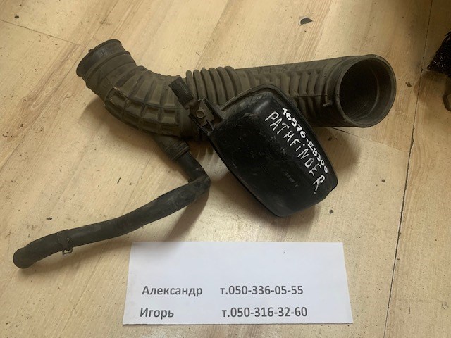 Патрубок повітряний, вихід повітряного фільтра 16576EB300 NISSAN