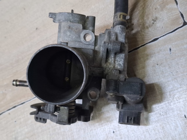 Дросільна заслінка в зборі 2221021020 TOYOTA