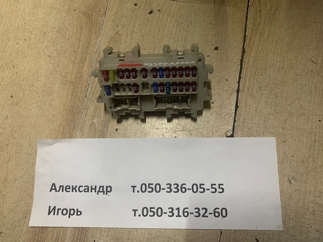 Блок запобіжників задній, салонний 24350EA00A NISSAN