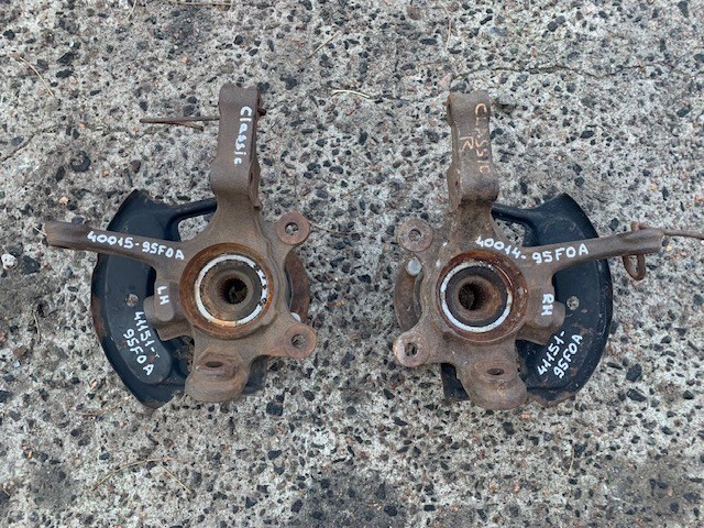 Цапфа поворотна ліва 4001595F0A NISSAN