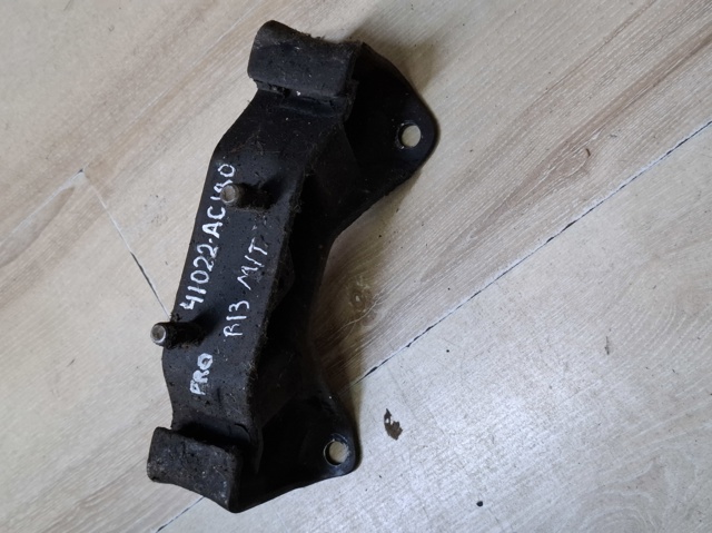 Опора двигуна задня 41022AC180 SUBARU