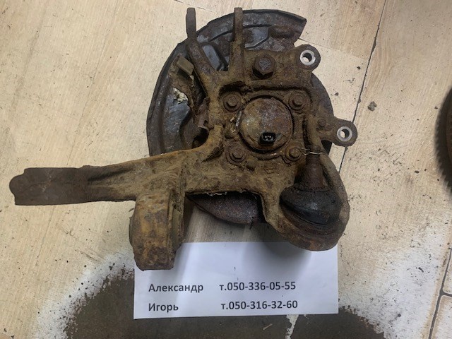 Цапфа - поворотний кулак задній, лівий 4230505100 TOYOTA