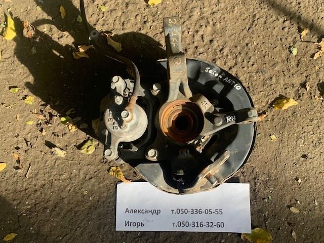 Цапфа - поворотний кулак передній, правий 4321121040 TOYOTA