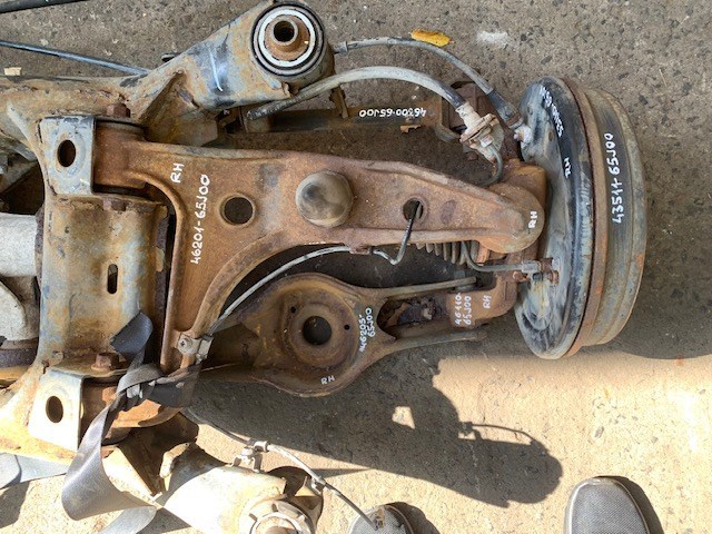 Цапфа - поворотний кулак заднім виходом, 4611065J00 SUZUKI