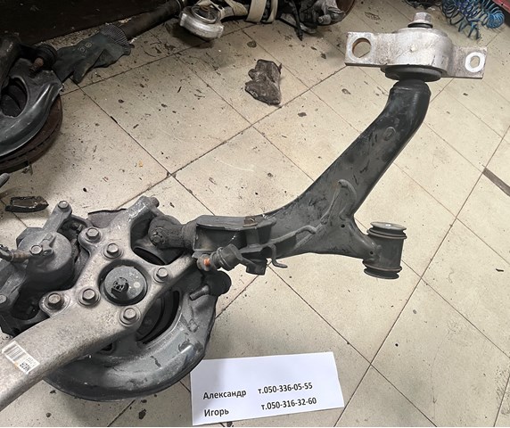 Правий важіль передній нижній підвіски 4862030290 TOYOTA