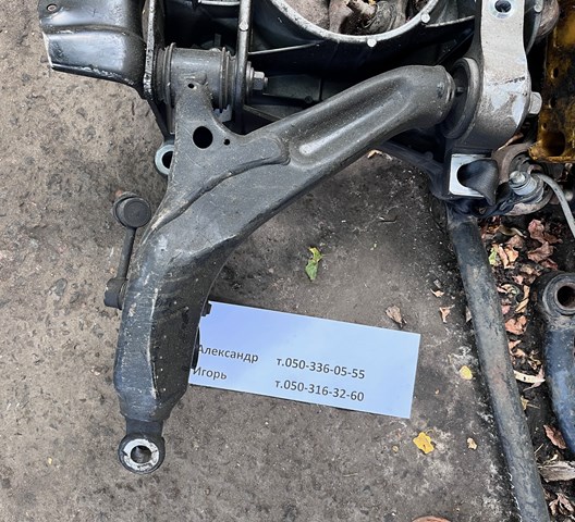 Правий важіль передній нижній підвіски 4862053050 TOYOTA
