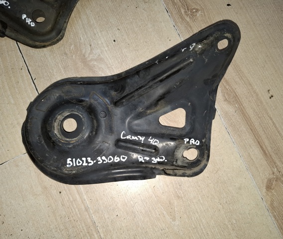 Кронштейн передньої балки 5102333060 TOYOTA