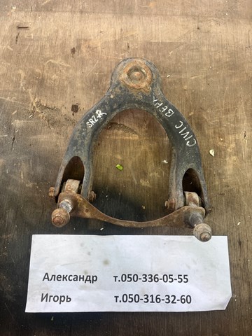 Важіль передньої підвіски верхній, правий 51450ST3305 HONDA