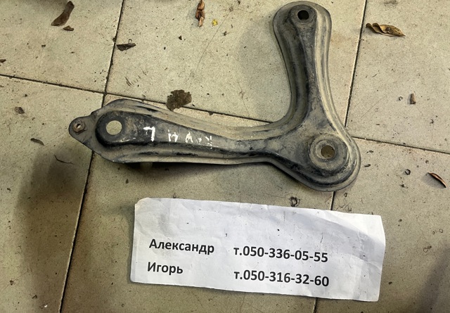 Кронштейн передньої балки 5225842010 TOYOTA