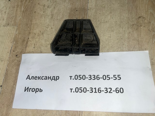 Лівий кронштейн кріплення бампера заднього 5256305010 TOYOTA