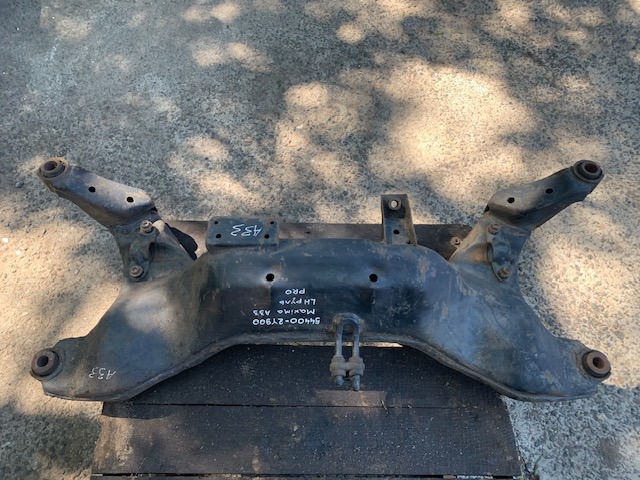 Передня балка 544002Y900 NISSAN