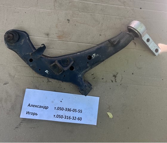 Правий важіль передній нижній підвіски 54500AV606 NISSAN