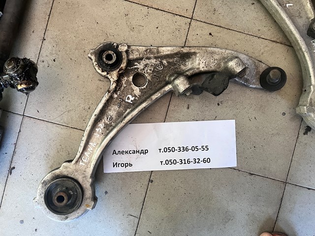 Правий важіль передній нижній підвіски 54500JN00C NISSAN