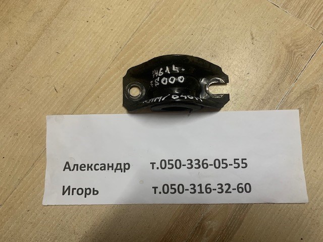 Хомут кріплення втулки стабілізатора, переднього 546147S000 NISSAN