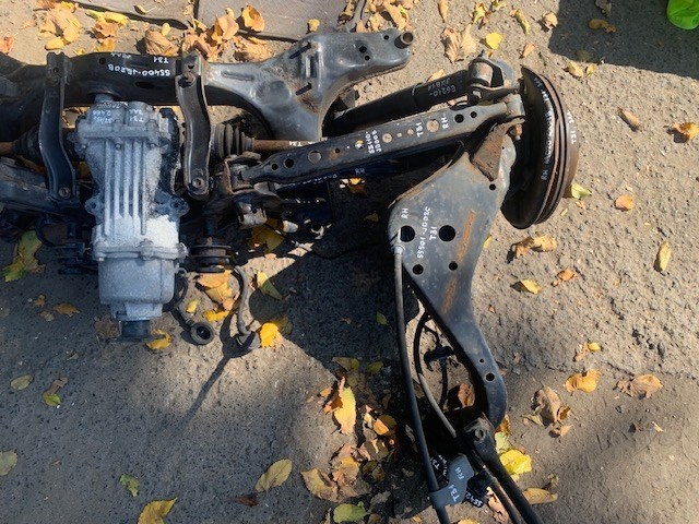 Балансир задній нижній, правий 55110JG00B NISSAN