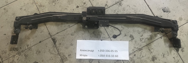 Кронштейн бампера переднього, центральний 62290JN20A NISSAN