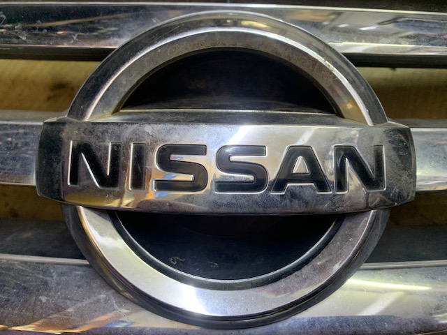 Емблема решітки радіатора 62897JN00A NISSAN