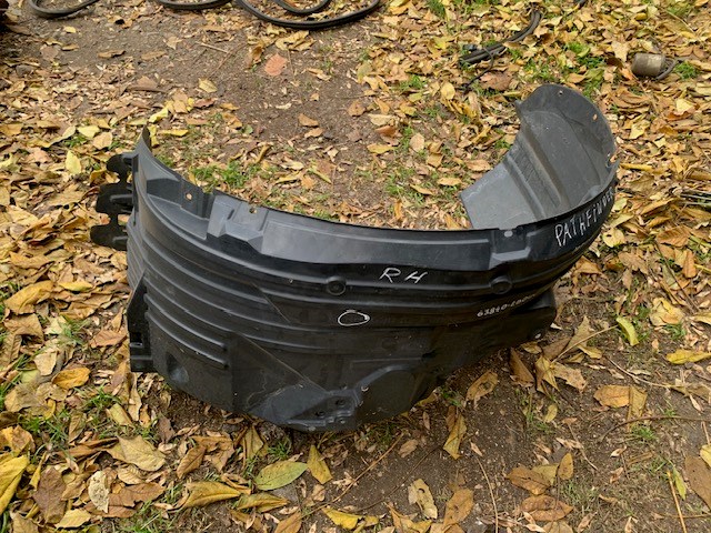 Підкрилок переднього крила, правий 63840EB000 NISSAN