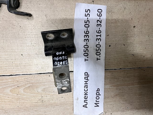 Шарнір передніх лівих дверей 6872030090 TOYOTA