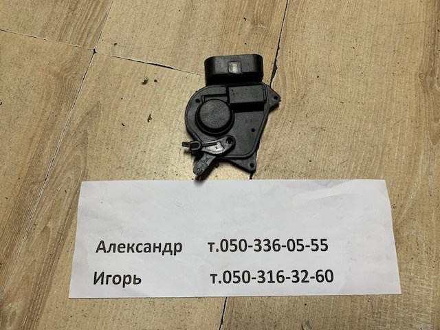 Мотор-привід відкр/закр. замка двері, передньої, лівої 6912042080 TOYOTA