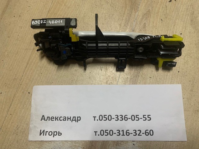 Тримач зовнішньої ручки дверей, передніх лівих 6920248011 TOYOTA