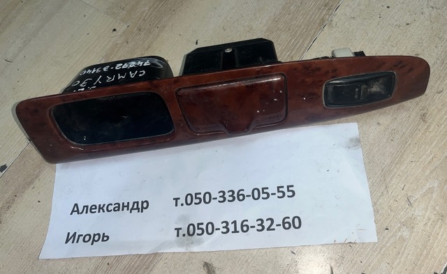 Панель-накладка блоку управління склопід'ємника, задній лівий 7427233140 TOYOTA